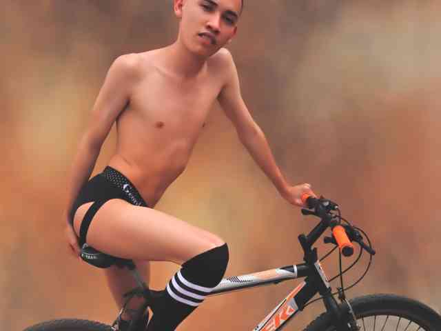 adam-grey02