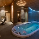 Огромное джакузи посреди комнаты.