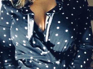 I Am A Blonde, People Call Me Sexymelaine