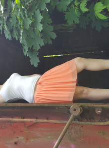 photo shooting sexy&naked in a old freight train