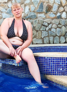 В купальнике