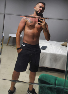 AaronCox In the mirror photo 5714031