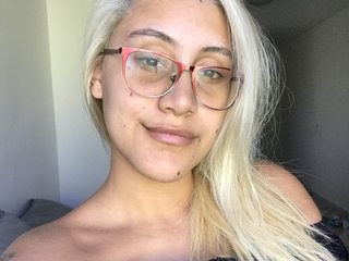 I'm A Camwhoring Good-looking Girl, I Am A Blonde