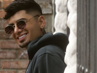 I Am A Brunette And I Live In Pereira! My Model Name Is Kevinmortonn