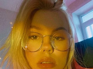 I'm 20 Years Old, My Name Is Eniigmua! I Am A Blonde
