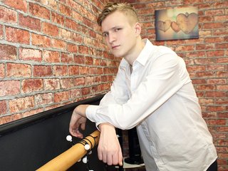 I'm 18! I Am Named OscarWilds! I Am A Blonde