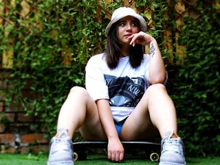 I Come From Latina! I Am A Brunette, 20 Is My Age