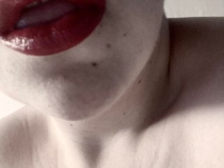 I'm A Live Chat Delicious Female And I Am A Brunette