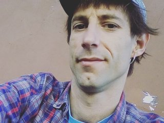 I Live In Bilbao, I Am A Brunette