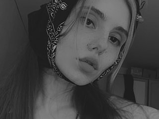 I'm A Sex Cam Luscious Hottie, I'm 22 Years Of Age And My Name Is DaMary911