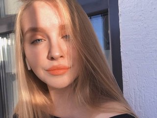 18 Is My Age And I Am A Blonde! I'm A Camming Attractive Bimbo