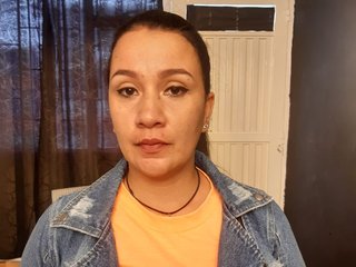 I'm A Live Chat Pleasing Lady And I Am A Brunette