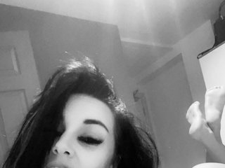 I Live In London And I'm 28 Years Of Age! I Am A Brunette