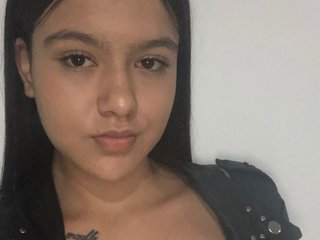 I Am A Brunette And A Camwhoring Eye-catching Hottie Is What I Am
