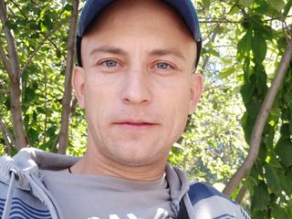People Call Me Alximik1985! I'm 37