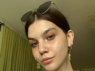 I'm A Camwhoring Dreamy Hottie, I'm 20 Years Old