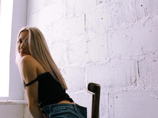 I'm A Live Chat Lovely Sweet Thing And My Age Is 25 Yrs Old