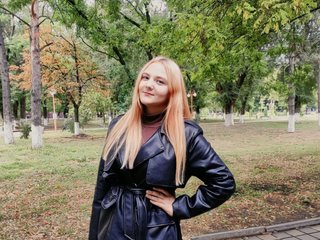 I Am A Blonde! A Sex Chat Eye-catching Bimbo Is What I Am