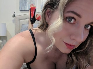 I Am A Blonde And I'm A Sex Chat Alluring Babe And 29 Is My Age
