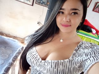 I'm A Camwhoring Cute Chick! I Am A Brunette