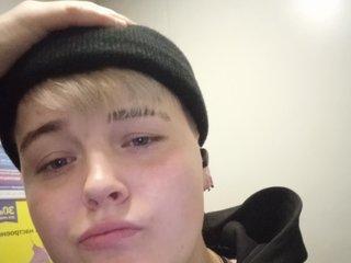I'm A Camwhoring Sexy Female! I Am A Blonde! I'm 21 Yrs Old