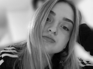 I'm A Live Webcam Dreamy Gal, I Am A Blonde