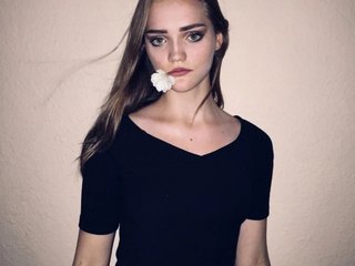 I'm 20 Years Of Age And A Live Cam Irresistible Chick Is What I Am And I Am A Blonde