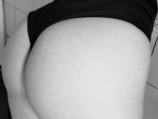 I Am A Brunette! A Live Webcam Attractive Gal Is What I Am! People Call Me Natipink