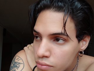I Am From Caracas, I Am A Brunette