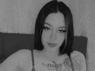 I'm A Camwhoring Dreamy Babe, I Am A Brunette