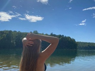 A Sex Chat Desirable Gal Is What I Am! 23 Is My Age, My Model Name Is Adelina-a