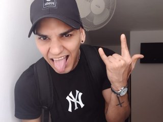 Venezuela Is Where I Live And People Call Me Elmaximo-lider, I Am A Brunette