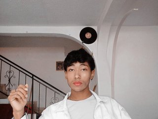 I Am A Brunette And People Call Me Twinkangelo, I Come From Latina